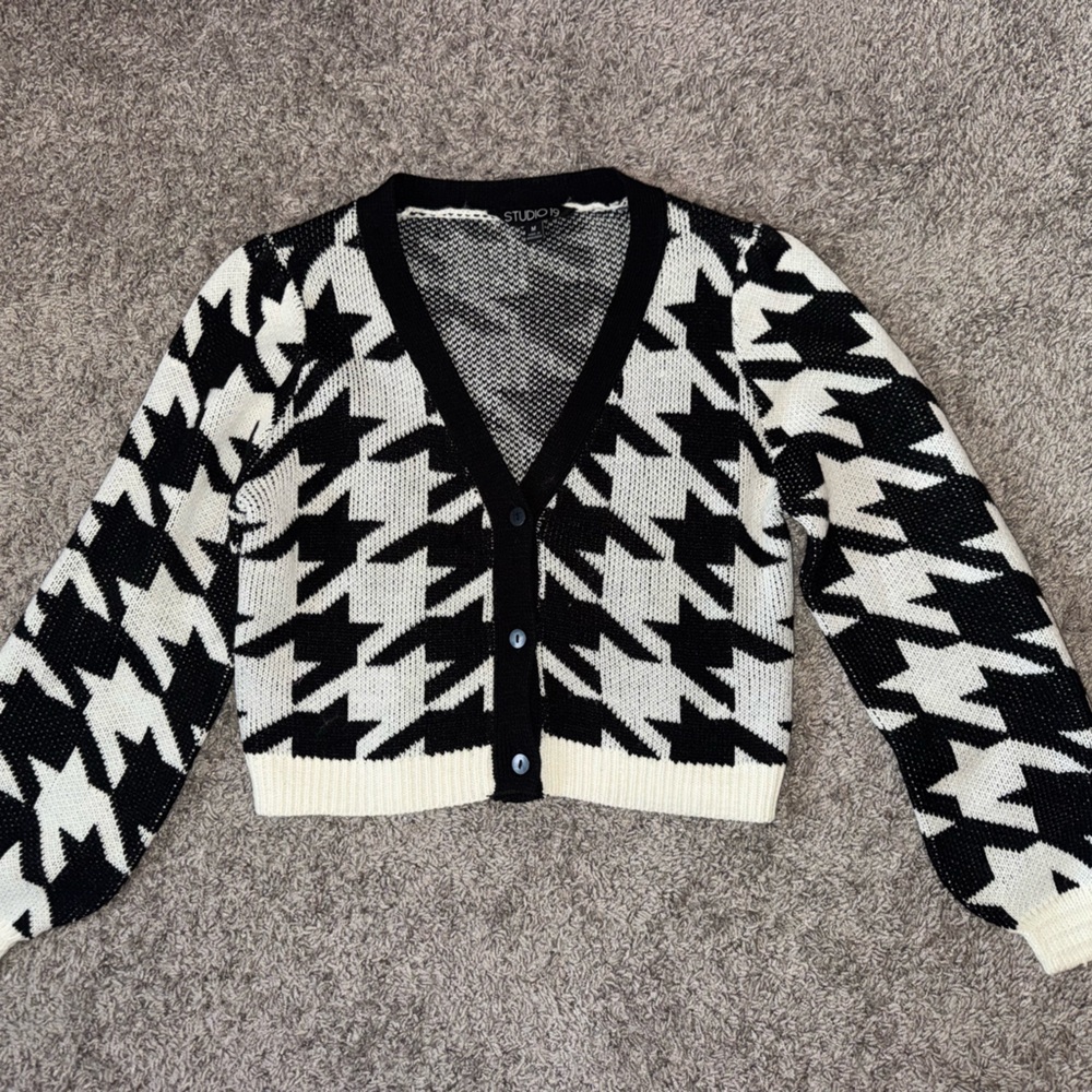 Francesca’s black & white cropped sweater